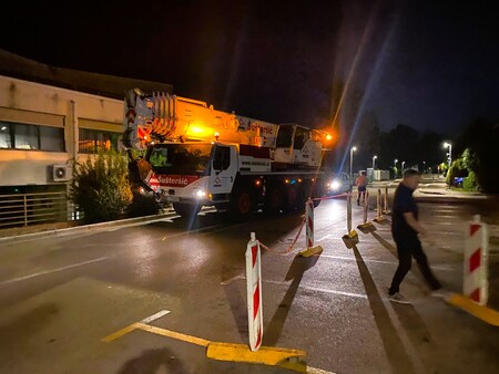Delovni stroj so pripeljali že navsezgodaj.